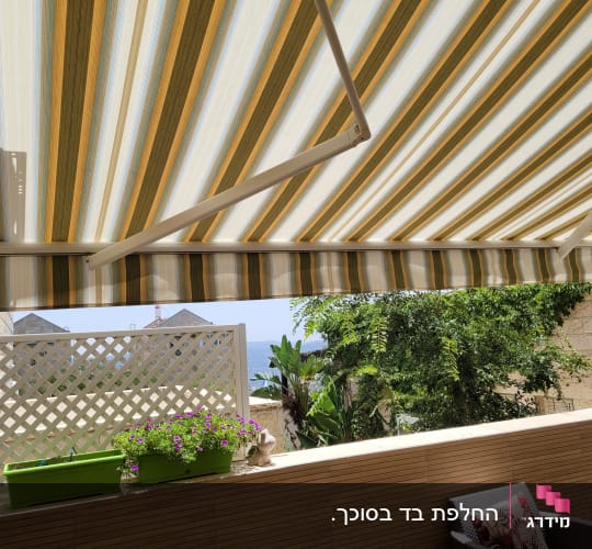 סוכך פסים ירוק ולבן על מרפסת